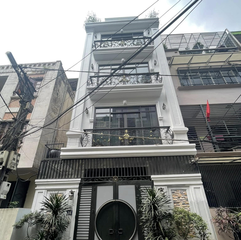 Bán nhà mặt phố Hàm Long, 35m2, 7 tầng, mặt tiền 4.4m, 37.8 tỷ, ô tô 2 chiều, kinh doanh đỉnh