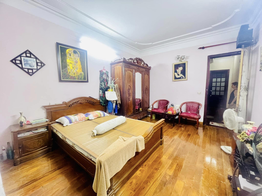 Hiếm! Bán nhà Hàng Điếu, 82m2, 3 tầng, mặt tiền 3.3m, 15.6 tỉ, phù hợp kinh doanh homestay, appartment