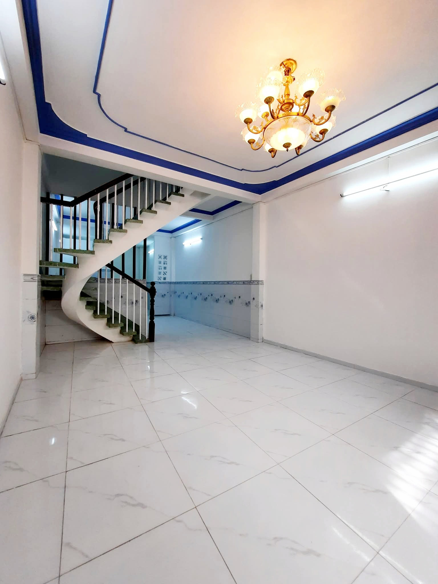 Bán nhà Quận 6 - Hậu Giang 2 tầng 56m2 đẹp ở ngay - sổ hoàn công đủ - hẻm thông tiện kinh doanh