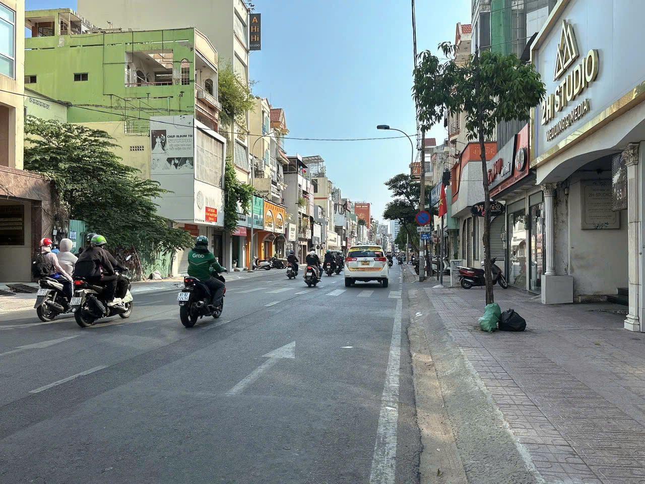 Bán nhà đường Hoàng Văn Thụ Lô góc Hẻm xe hơi Phú Nhuận