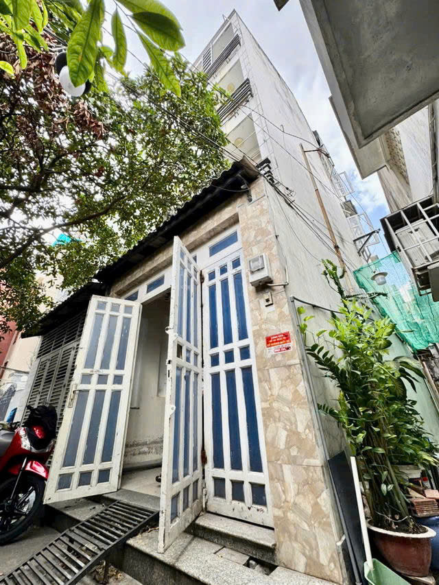 Giá mềm quận Phú nhuận: 6.45 tỷ - NGUYỄN THỊ HUỲNH - DT: 42M- 3.5X12- 1 trệt 3 lầu , gồm 7pn 5 toilet - LH: 077 888 5818- 077 478 5818 CHUYÊN BĐS SÀI GÒN