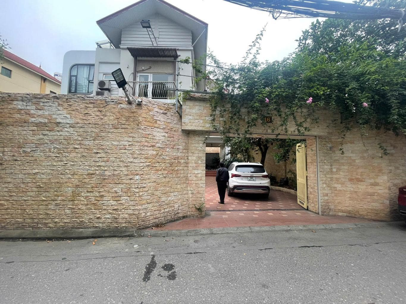 biệt thự sân vườn Ngọc Thuỵ, 320m x 4 tầng, mặt tiền 13.5m, phong cách Châu Âu, nội thất nhập khẩu, ôtô tránh