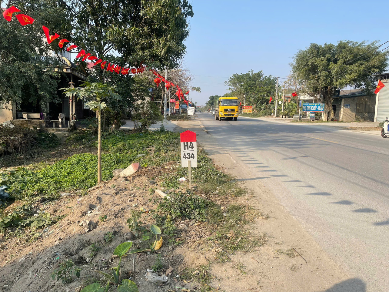 BÁN ĐẤT:DT: 216M FUUL MẶT ĐƯỜNG HCM ..MIẾU MÔN CHƯƠNG MỸ HÀ NỘI  - đất mặt đường- 2 mặt -trước sau + hành     Lang trước sau ..tuỳ sủ dung  - đất kính doanh buôn ban.. - đường rộng 10 M - đc sử dụng thêm     Mấy chục M vuông.. - dân cứ - tiên ích sung qua
