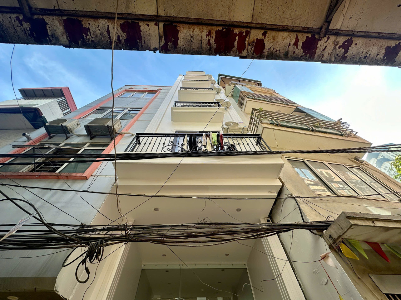 (Tin thật 100%) Bán tòa CHDV - Homestay ở phố Mễ Trì - Ô tô vào nhà - Cách phố 35m - DT 1,65 tỷ/năm