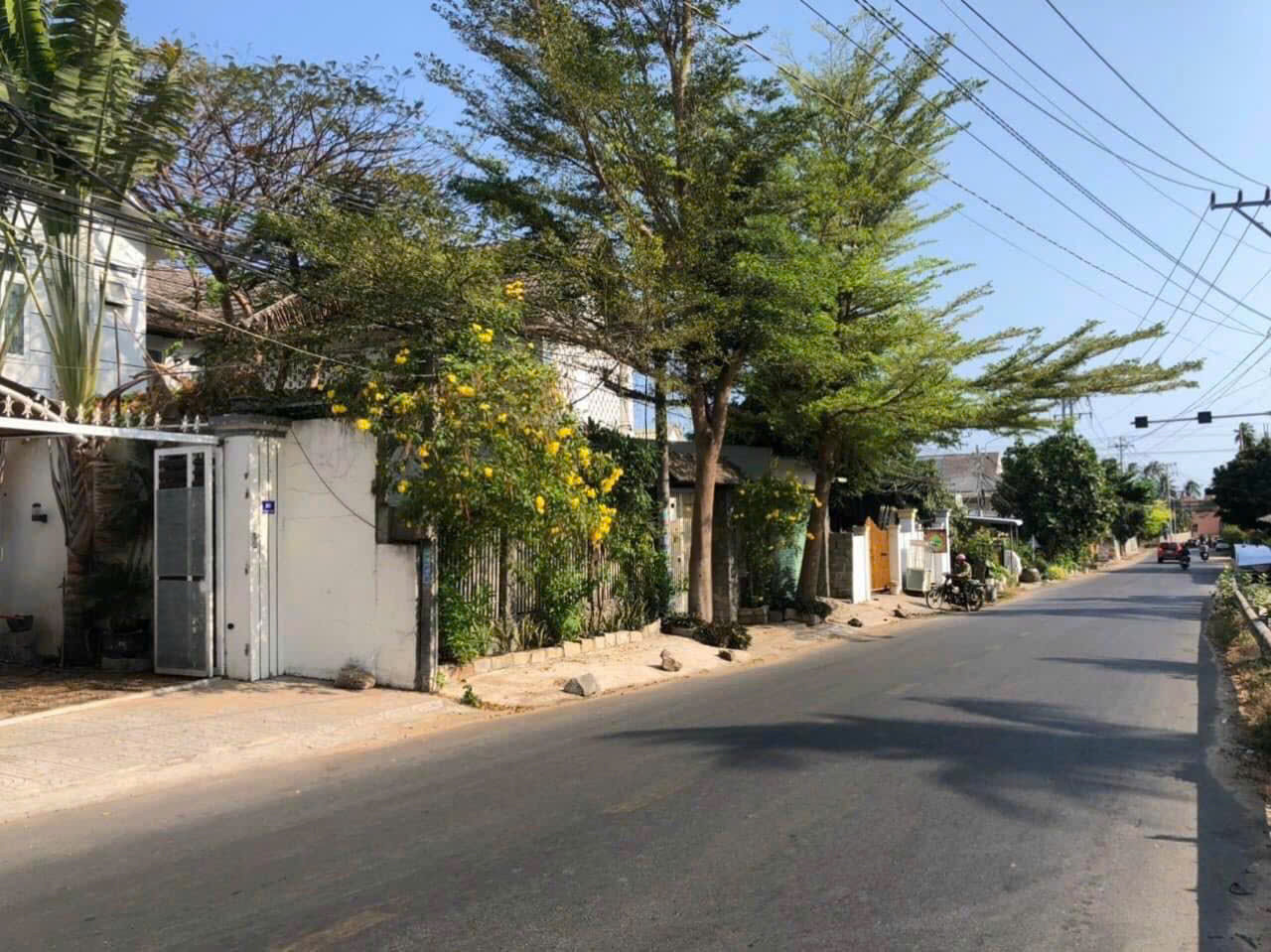 Bán đất mặt tiền đường Hồ Quang Cảnh. LH: 0974090487