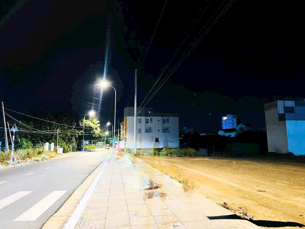 cần bán gấp 1 lô đất mặt đường Hồ tri Tân giá Ngợp