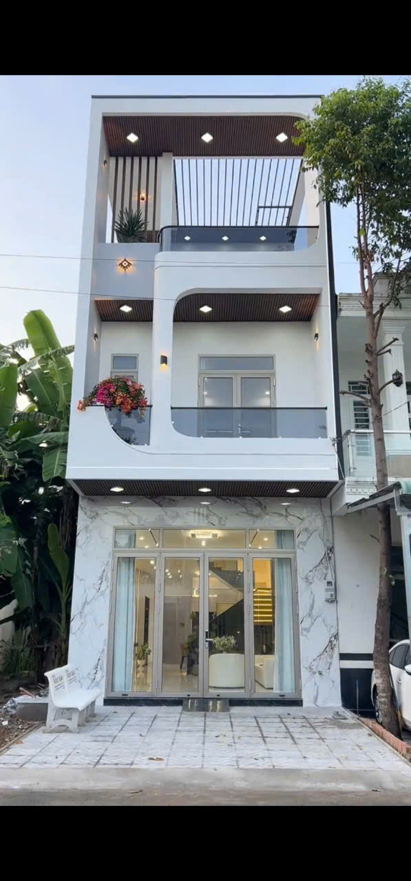 Bán gấp nhà 2 lầu 4x30m, Bình Dương, giá chỉ 2,95 tỷ , hỗ trợ vay lên đến 70%