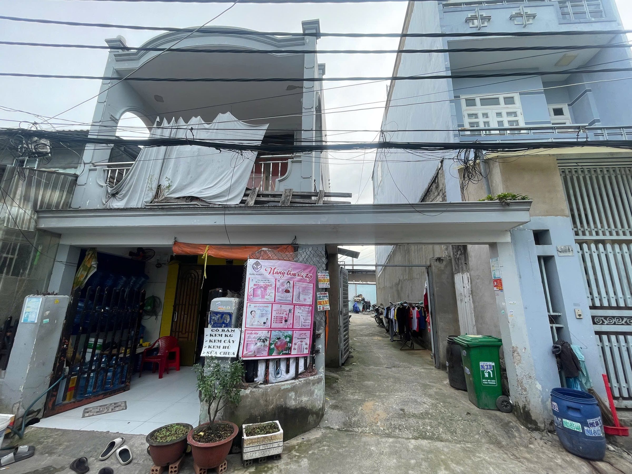 Ngang mặt tiền: 7.15 m
Đất thổ cư: 265.7 m2
Mô tả: Đất đẹp hơn người yêu cũ, nở hậu 12.65 m
Đất thực tế sử dụng: 313 m2 (Sổ: 265.7 m2,  không công nhận 47.3 m2) 
TS đang có nhà trọ hiện hữu đang cho thuê ổn định .