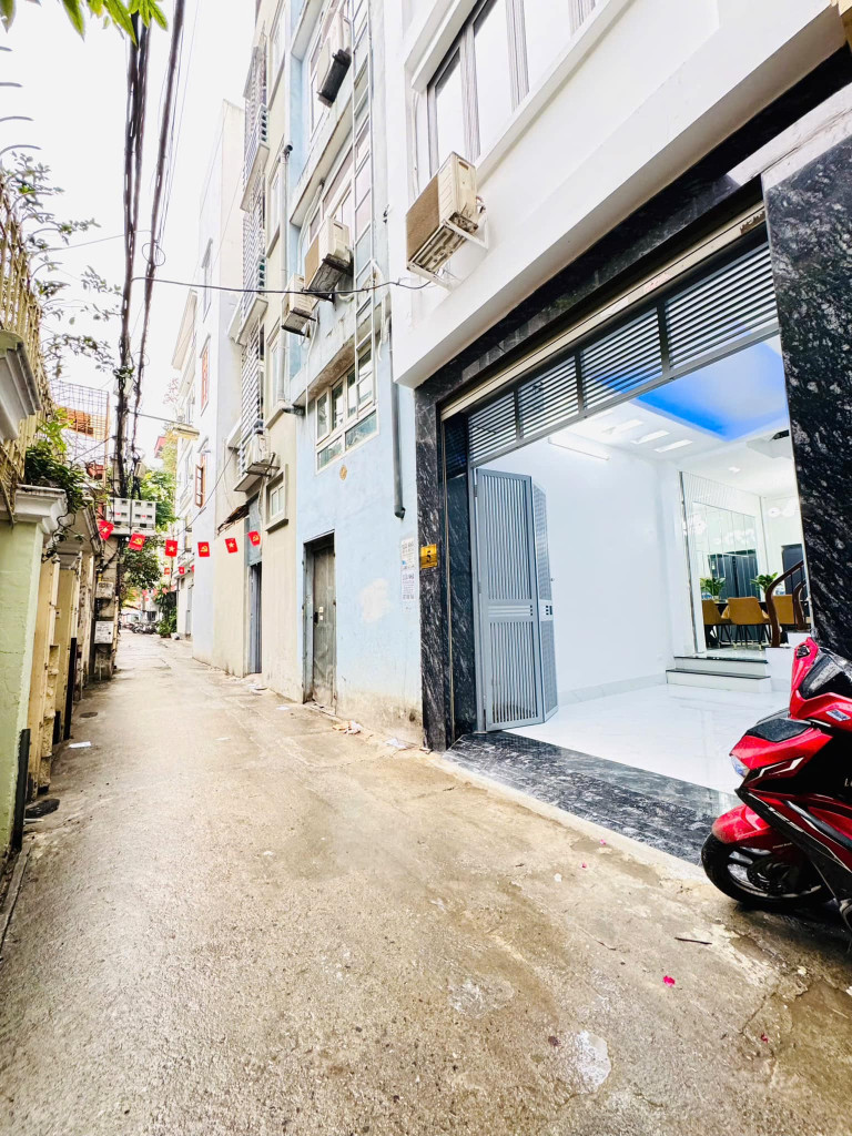 BÁN NHÀ TRUNG TÂM CẦU GIẤY Ô TÔ ĐỖ CỬA PHÂN LÔ NGÕ THÔNG THOÁNG NHÀ ĐẸP CHỈ 8,3 TỶ