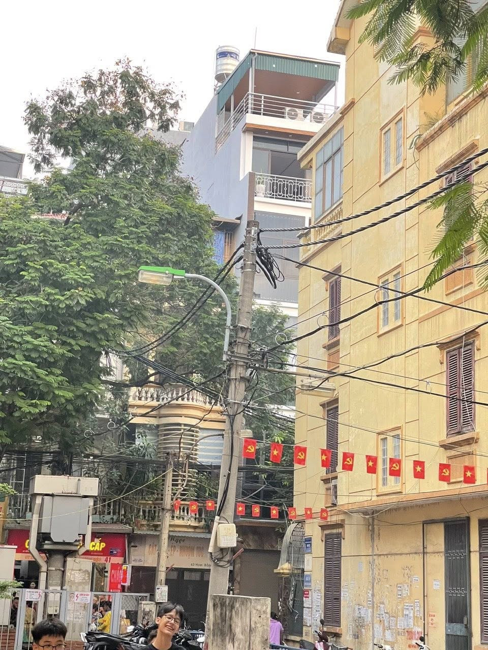 Cho thuê nhà nguyên căn 6 tầng, thang máy, mặt phố Hoa Bằng, giá thuê 20tr