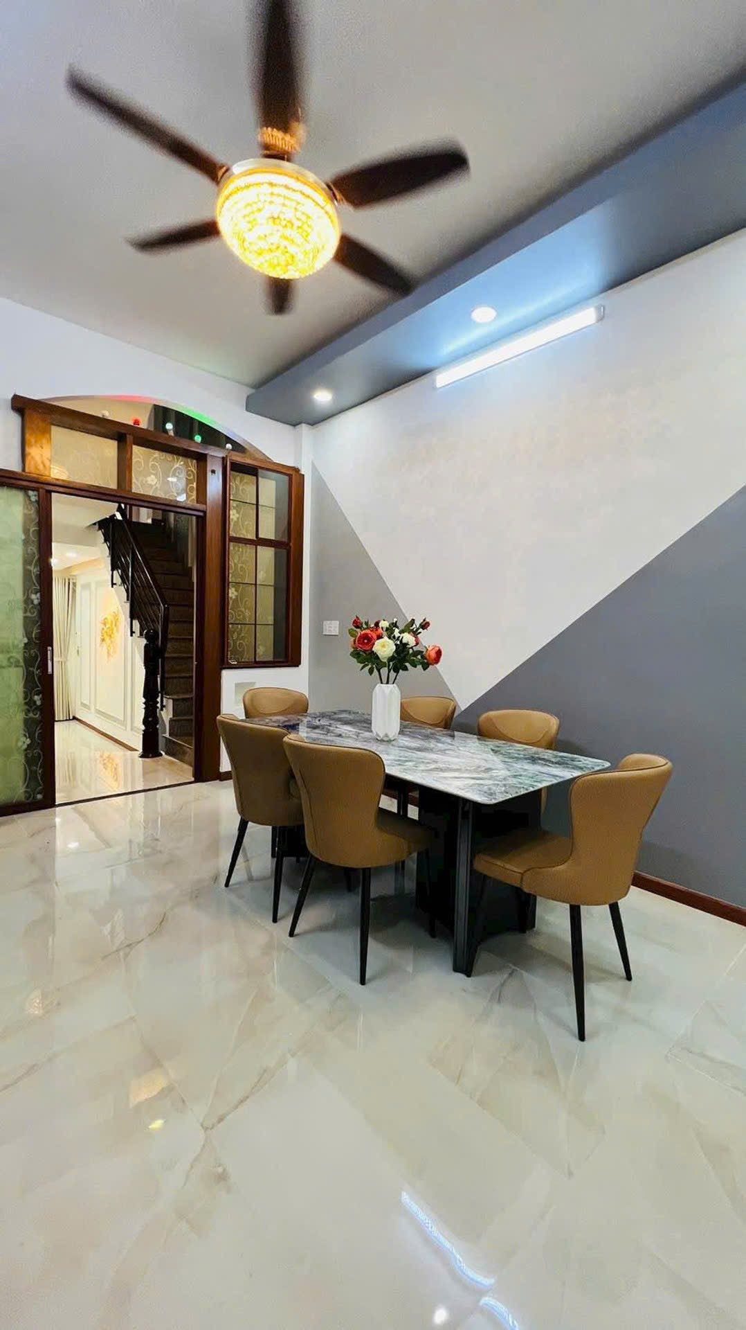 Nhà ngay Tô Hiến Thành -- Quận 10-  HXT- DT : 63m2-5 tầng -Nhà Đẹp váo ỏ ngày !