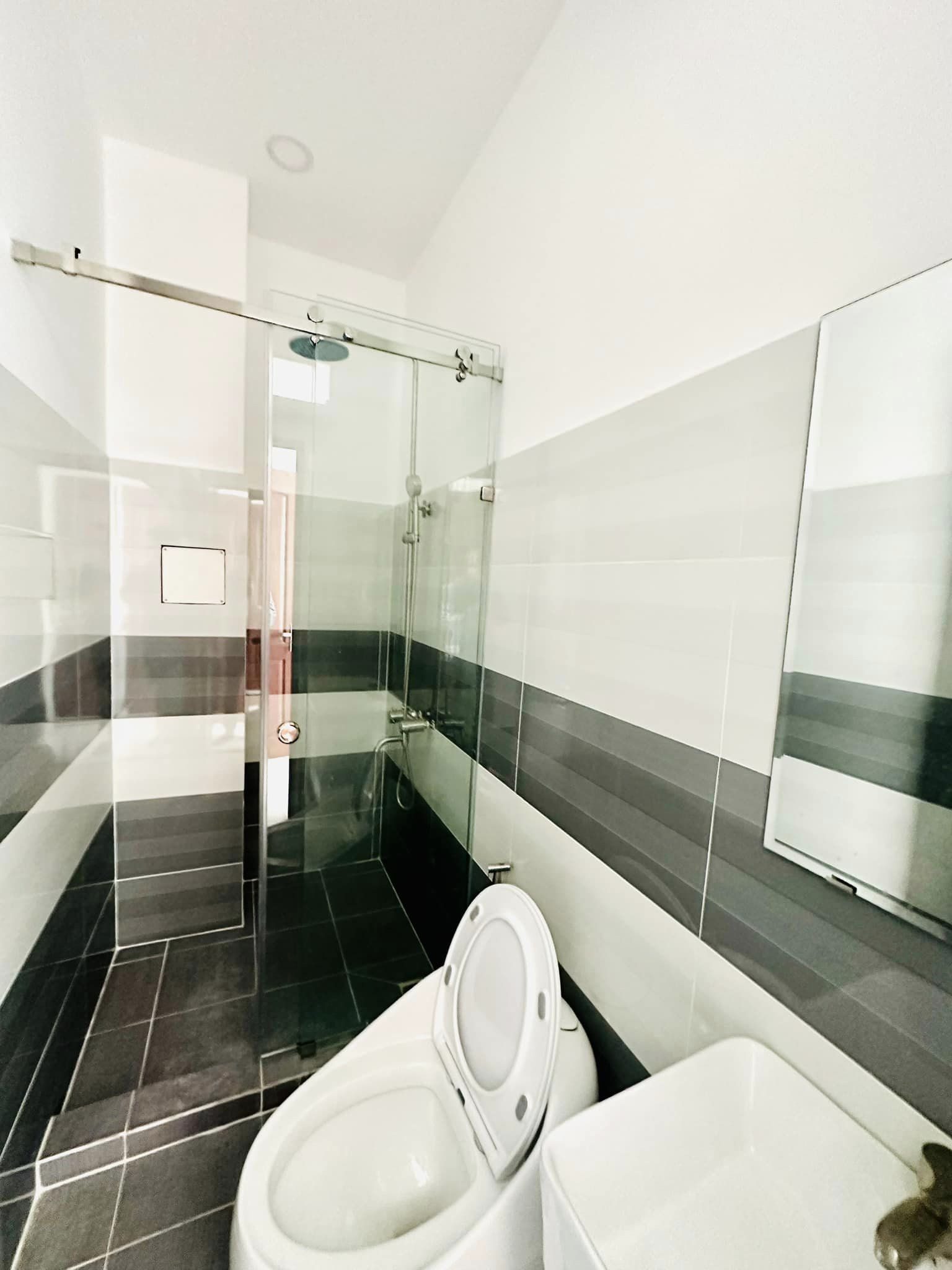 Ngay chợ Hoà Hưng Nhà mới đẹp 3 Phòng ngủ Cách Mạng Tháng Tám
