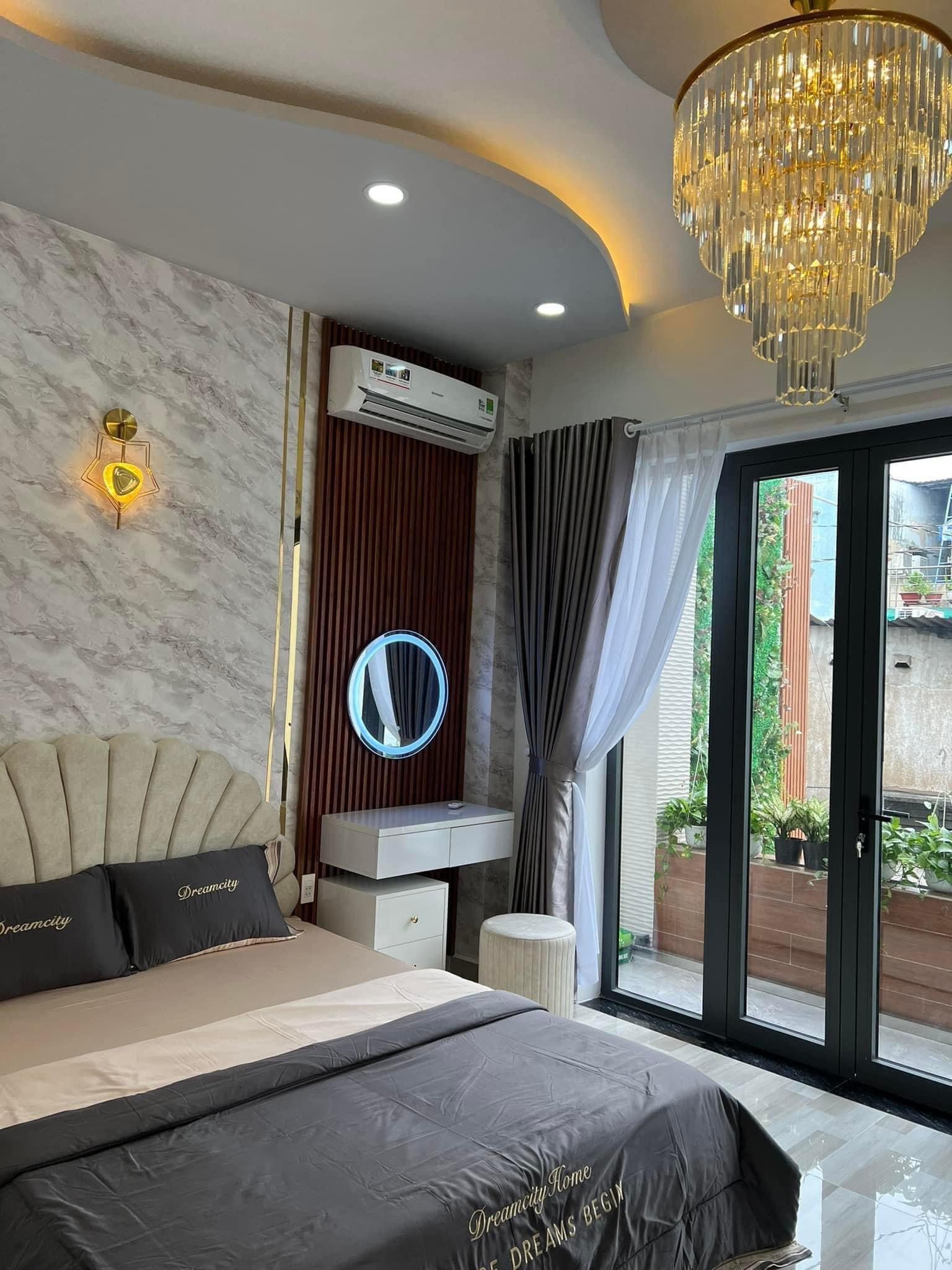 Ngay chợ Hoà Hưng Nhà mới đẹp 3 Phòng ngủ Cách Mạng Tháng Tám