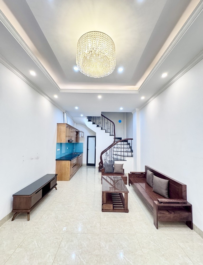 CẦN BÁN GẤP NHÀ ĐẸP HOA LÂM, VIỆT HƯNG 31M² - 5TẦNG, NGÕ THÔNG, Ô TÔ ĐỖ CỔNG!