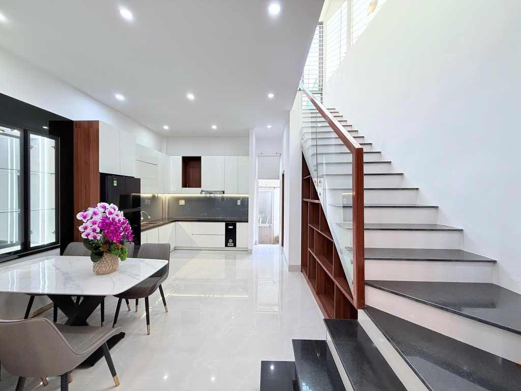 Bán Nhà Mặt Tiền Hòa Minh 7 - Cách Biển Chỉ 100m - 3 Tầng Full Nội Thất