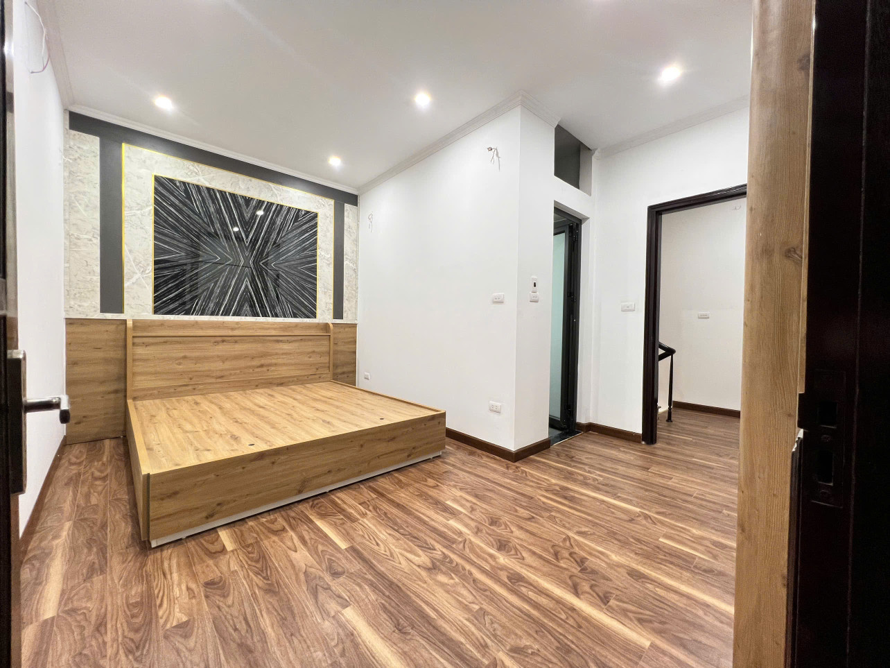 BÁN NHÀ MẶT PHỐ 4 TẦNG - ĐI THẲNG LÀ ĐẾN TRƯỜNG CHINH - NGÃ TƯ SỞ