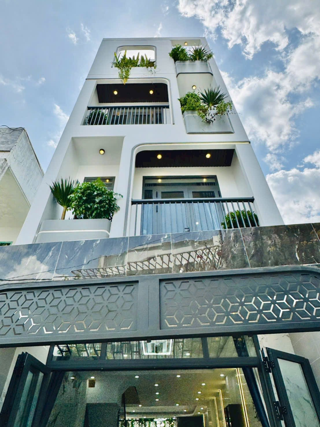 Bán nhà 2 lầu giá ngộp HXH Hoa Sứ, P7, Phú Nhuận, DT 87,5m2, giá 3 tỷ 550tr, đang cho thuê 18 triệu, sổ riêng