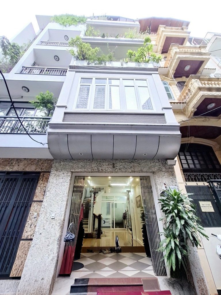 Bán nhà 64m² full thổ cư ngang 6m giá 32 tỷ tại Đường Hoàng Cầu Phường Đống Đa