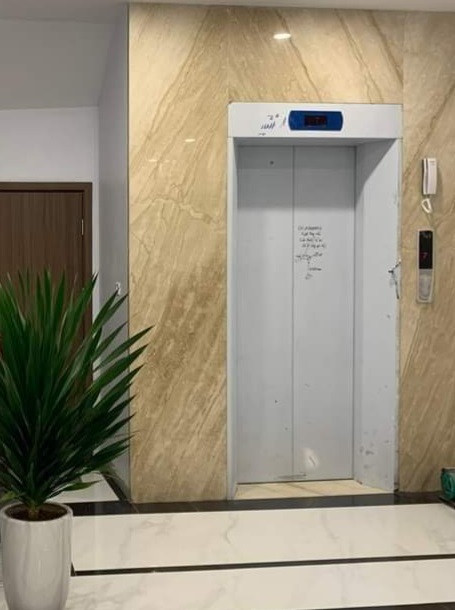 Cho thuê nhà hai cửa đi, Hoàng Cầu, thang máy, 103m2x 4T vỉa hè 32 Tr