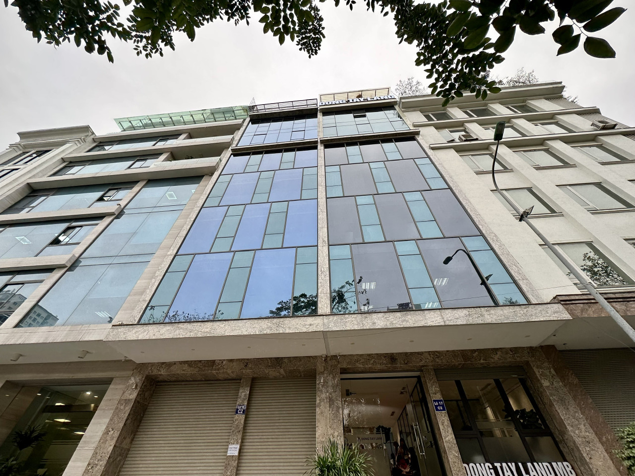 (Tin thật 100%) Bán tòa Building - VP 240m2 x 9 tầng tại mặt phố Hoàng Cầu - Cho thuê 3,9 tỷ/năm