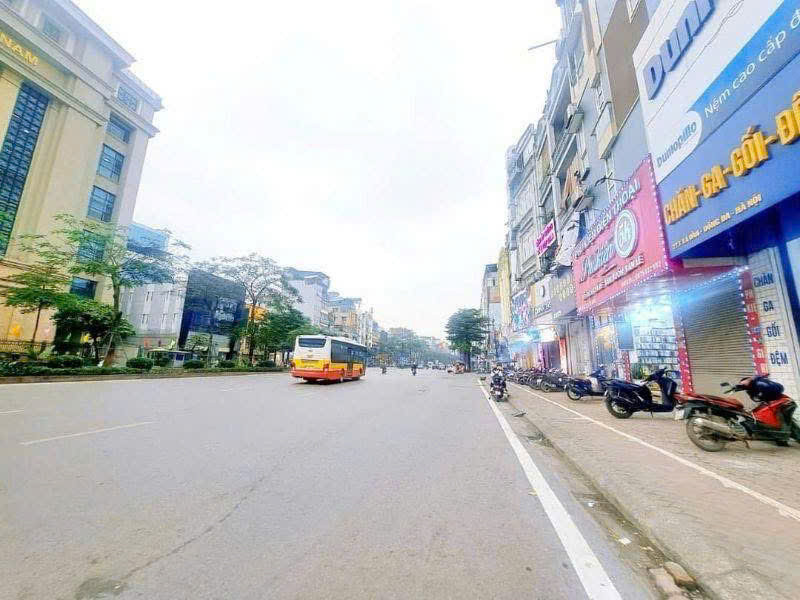 Mặt ,phố Xã Đàn víp nhăt Đống Đa ,giá siêu ngon, 1 mặt phố ,1 mặt ngõ phía sau,vỉa hè sân bóng,kinh doanh đỉnh cao,dòng tiền 45tr/tháng,66 m2, 30 tỷ