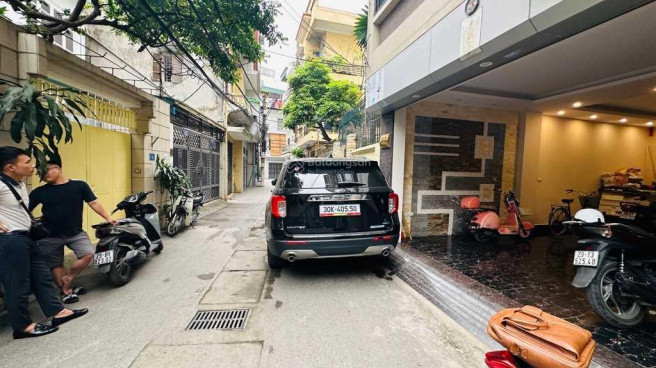 Cần Bán Nhà 4 Tầng Hoàng Cầu - 51m2, Ô Tô Đỗ Cửa, Kinh Doanh Sầm Uất - Giá Chỉ 11.5 Tỷ