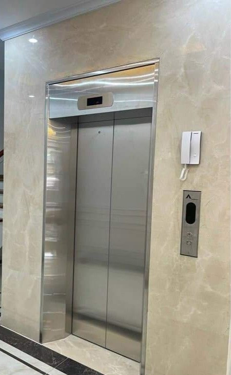 Nhà tôi cho thuê nhà hai cửa đi, mới, Hoàng Cầu, 98m2x 4T vỉa hè 31 Tr