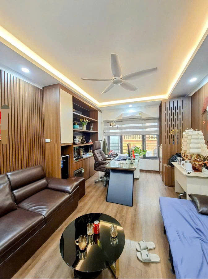Nhà phân lô, ô tô đỗ cửa Hoàng Đạo Thành DT: 45m² x 6 tầng,  chào giá: 14,2 tỷ