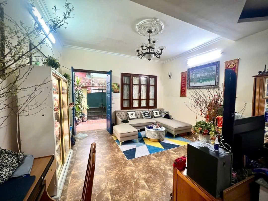 TRUNG TÂM CẦU GIẤY - SỔ PHÂN LÔ  80m x3 tầng, mặt tiền rộng
Giá 18,9 Tỉ