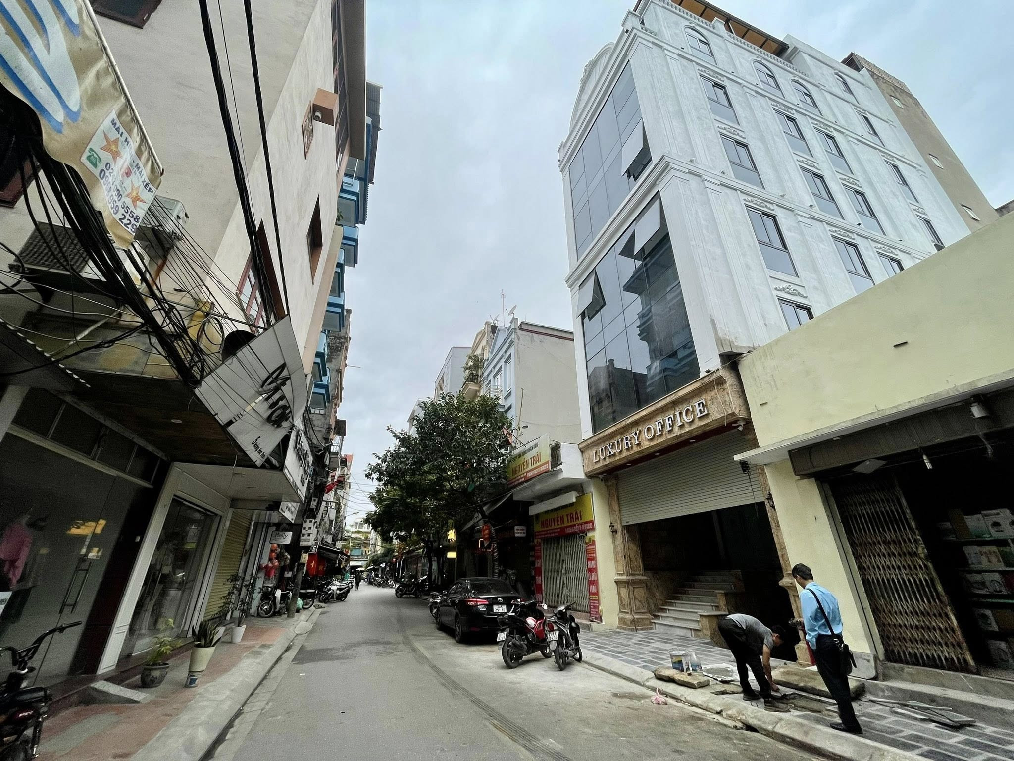 BÁN TÒA NHÀ MẶT PHỐ HOÀNG HOA THÁM. HÀ ĐÔNG. 8 TẦNG. THANG MÁY. KINH DOANH.