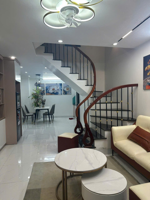 Cho thuê nhà Hoàng Hoa Thám 3 tầng x 44m2, 4 ngủ, 15 triệu ở hộ gia đình
