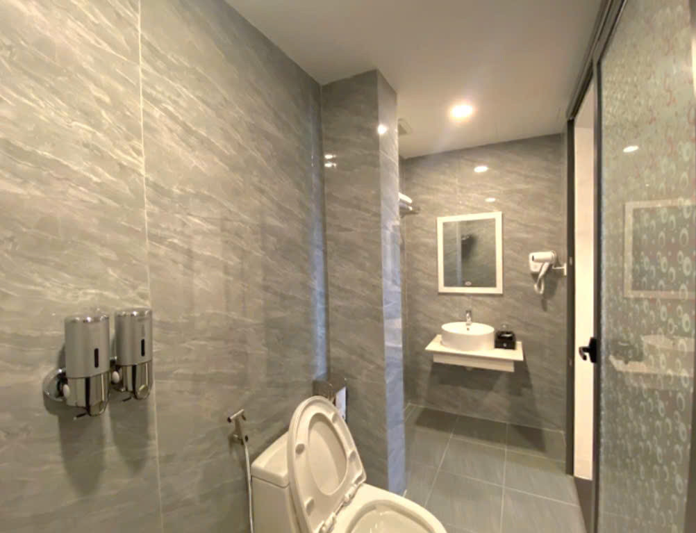 Khách sạn 8 tầng mặt tiền Hoàng Hoa Thám  dt 98m2 bán: 40 tỷ  lh:0988907857 nguyễn thành hồng