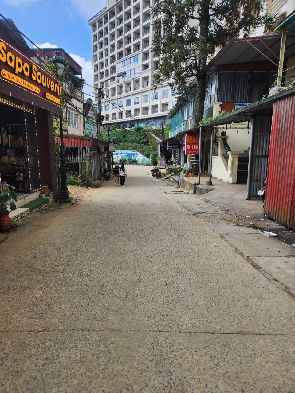Hàng víp phun thổ cư đất đường Hoàng liên _ phường Sapa
Diện tích : hơn 300m2. cách cổng Sungrup chỉ 20m + đường thoáng 2 ôtô tránh nhau. Cách Nhà thờ Đá 400m.