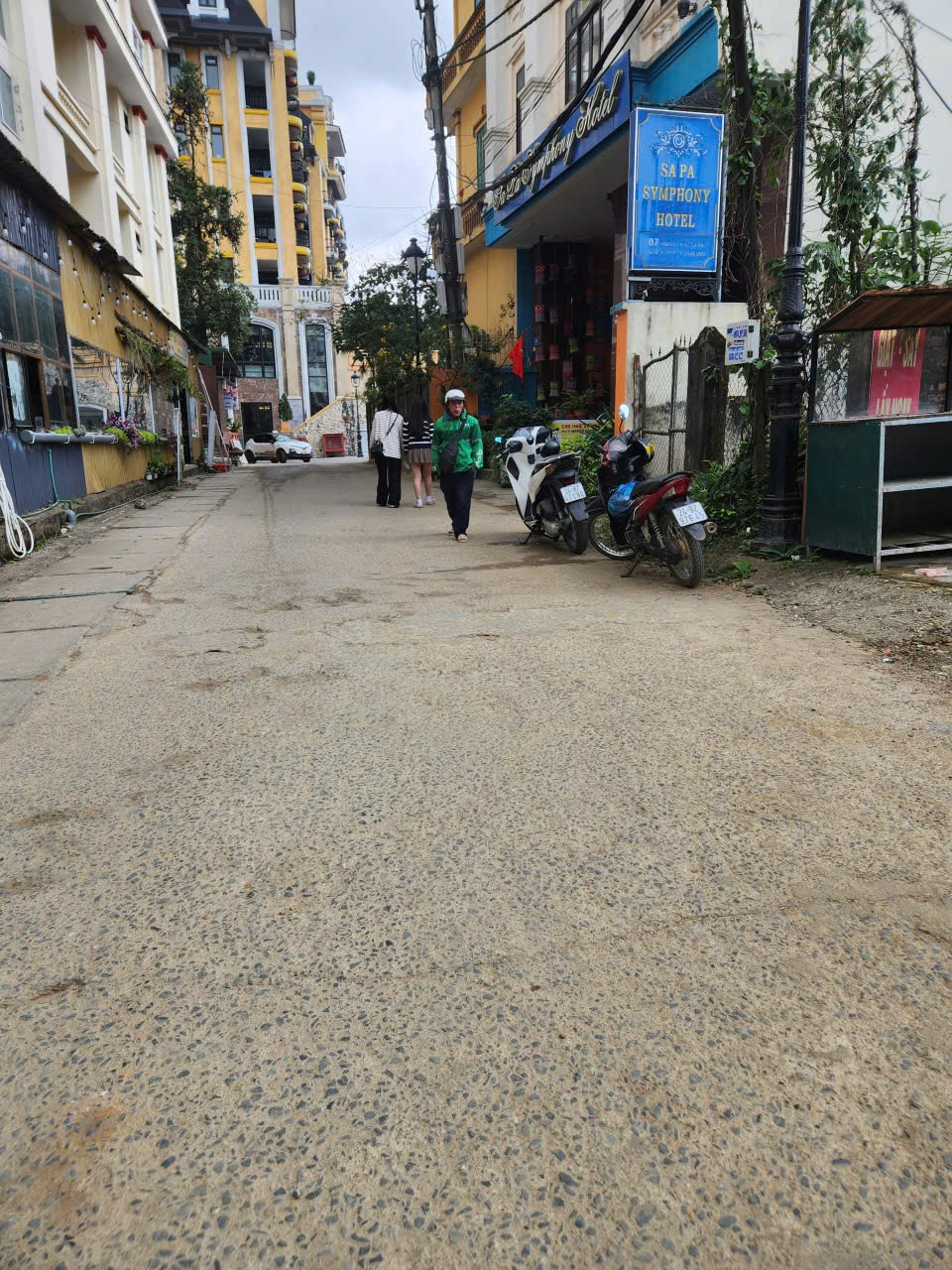Hàng víp phun thổ cư đất đường Hoàng liên _ phường Sapa

Có dien tích : hơn 300m2. cách cổng Sungrup chỉ 20m + đường thoáng 2 ôtô tránh nhau. Cách Nhà thờ Đá 400m. 
Phù hợp các tien ích để kinh doanh Nhà nghỉ + khách sạn 

Giá : 92 tỷ ( gặp trực tiếp