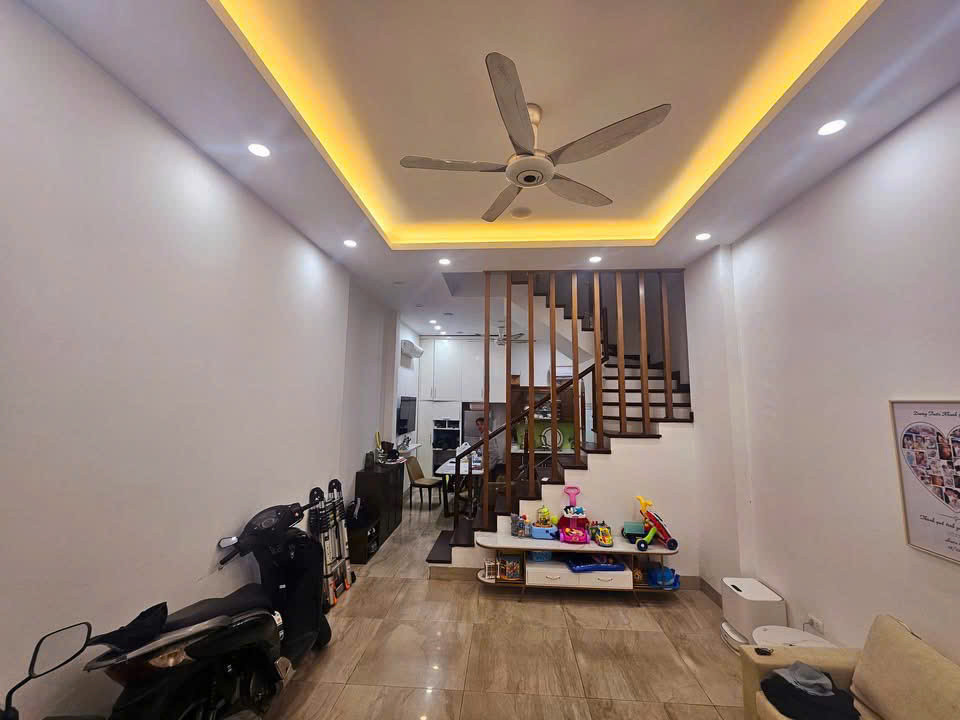 Hạ chao 500tr nhà Hoàng Liệt, ô tô vào nhà DT 40 m, 5 tầng, MT 4m chào giá 8,7 tỷ