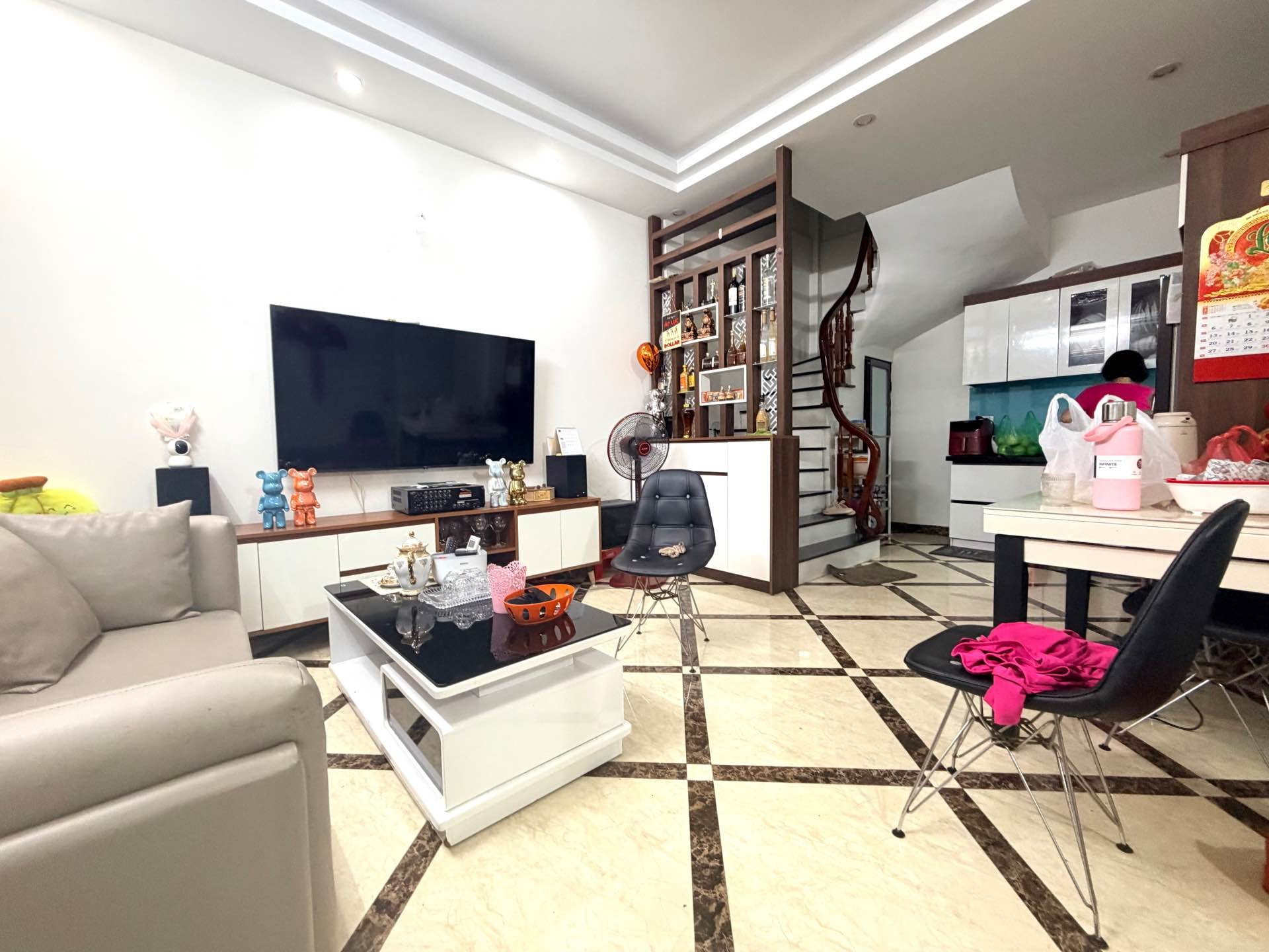 Bán nhà đường Hoàng Mai, nhà đẹp gần hồ, 30m2, 7.2 tỷ