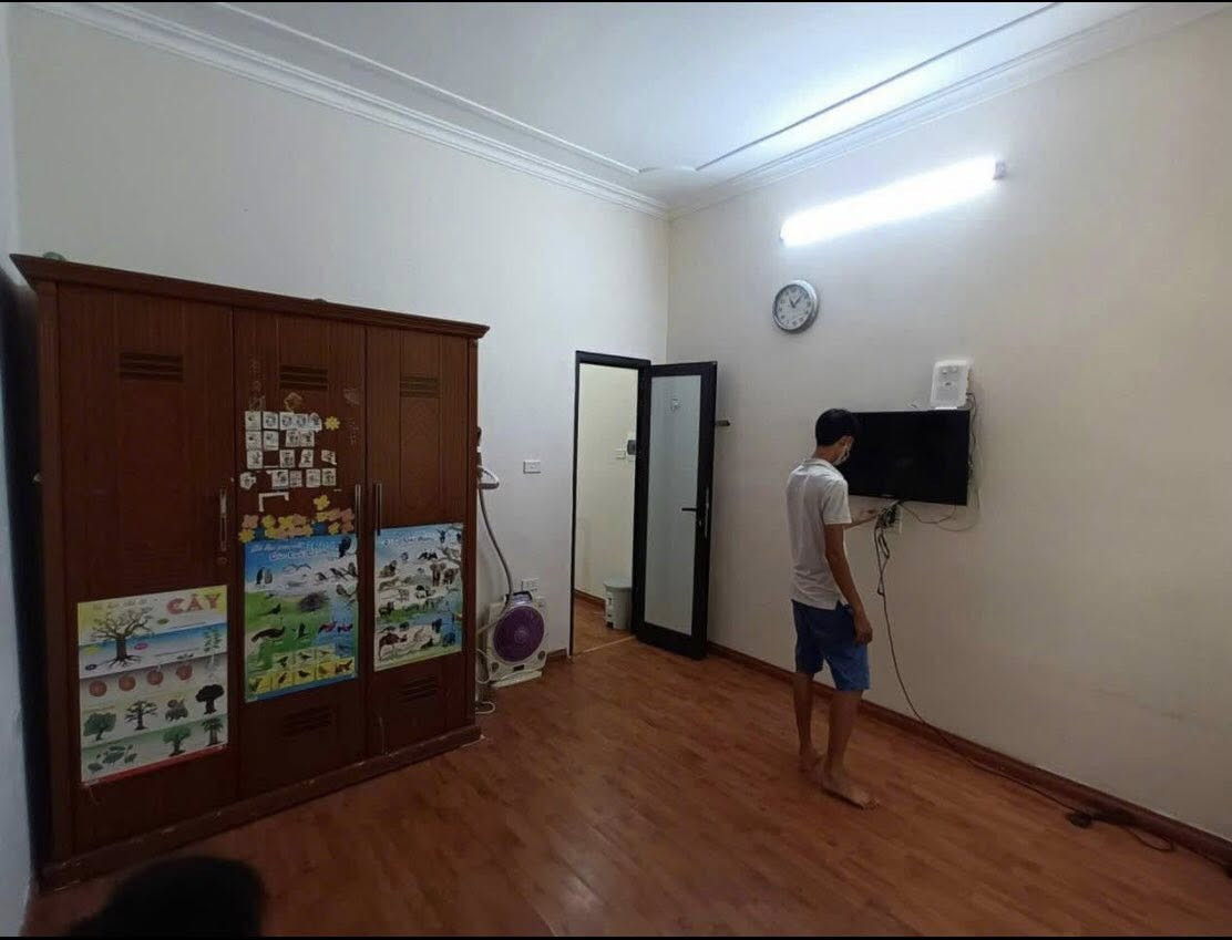 Cho thuê nhà ngõ Hoàng Mai, 2.5 tầng x 50m2, 2 ngủ, 2 WC, 9.5 Triệu