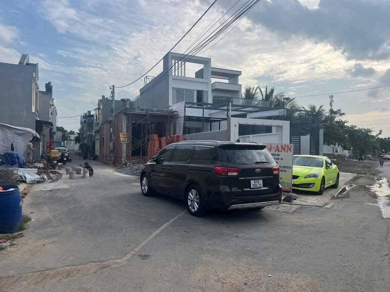 Bán căn nhà 1L1T mặt tiền đường Hoàng Minh Chánh 150m. 4PN. Sân Ô Tô rộng