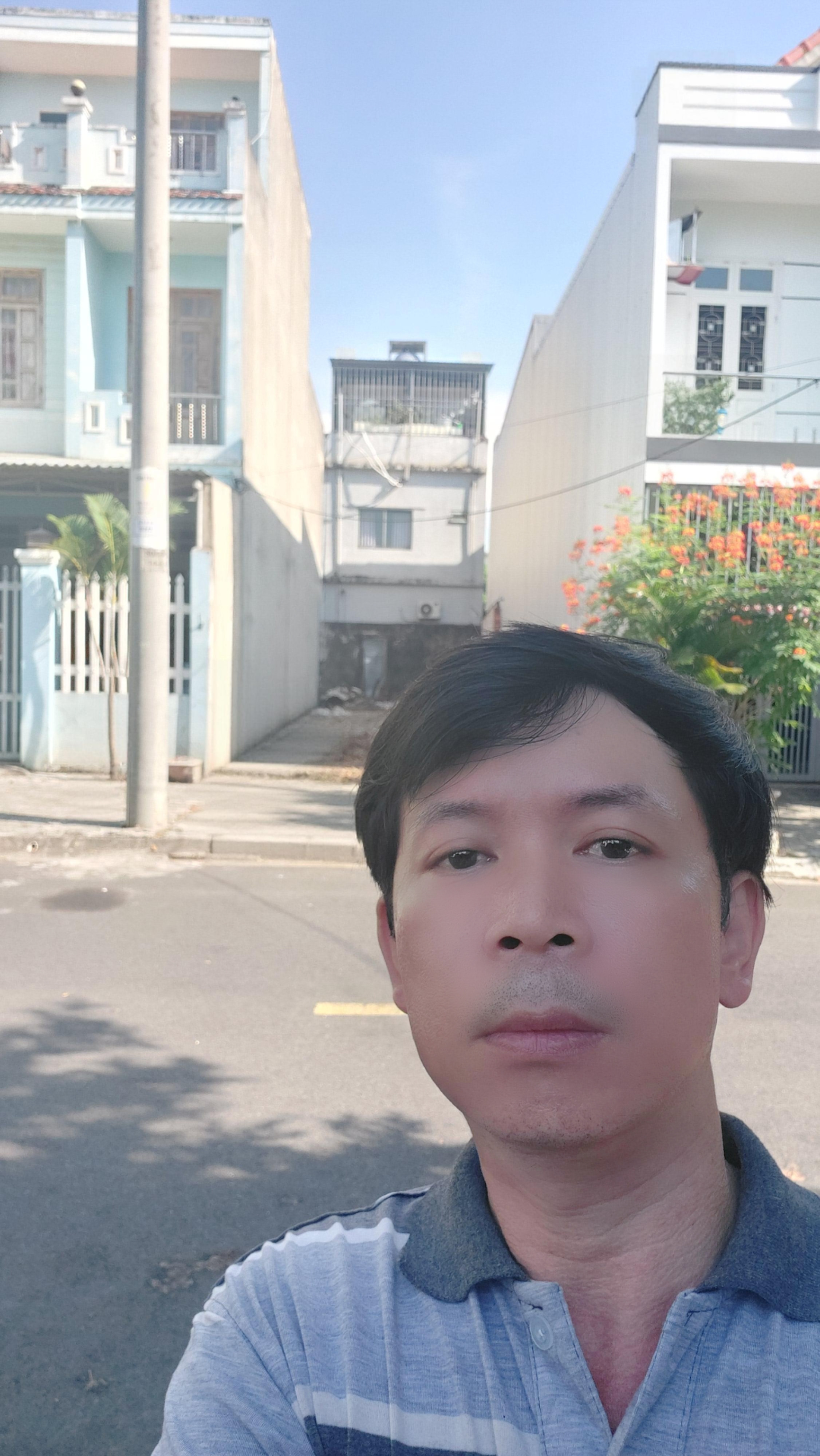 Đường nhựa 7.5m, Vỉa hè 4m. Ngay UBND phường Hòa Xuân Đà Nẵng. Đất rất sạch , đẹp.