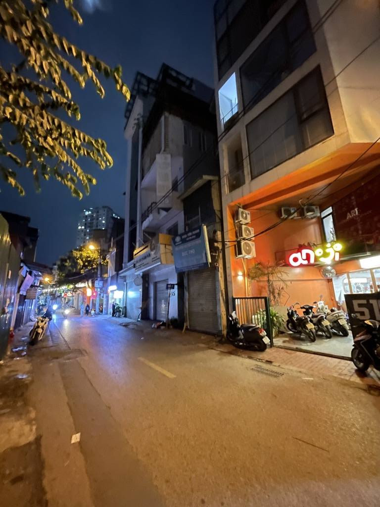 Bán nhà mặt phố Hoàng Ngân, HN, DT 68 m2, 5 tầng, giá bán 24 tỷ
🔥Mô tả:  Nhà lô góc, vỉa hè kinh doanh tốt, tiện ích xung quanh bạt ngàn.
🏡 Thiết kế 5 tầng
🌟tầng 1, 2 đang cho thuê kinh doanh.
🌟 TẦNG 3, 4 mỗi tầng 2 ngủ, Wc
💰 Tầng 5 sân phơi, vườn 
