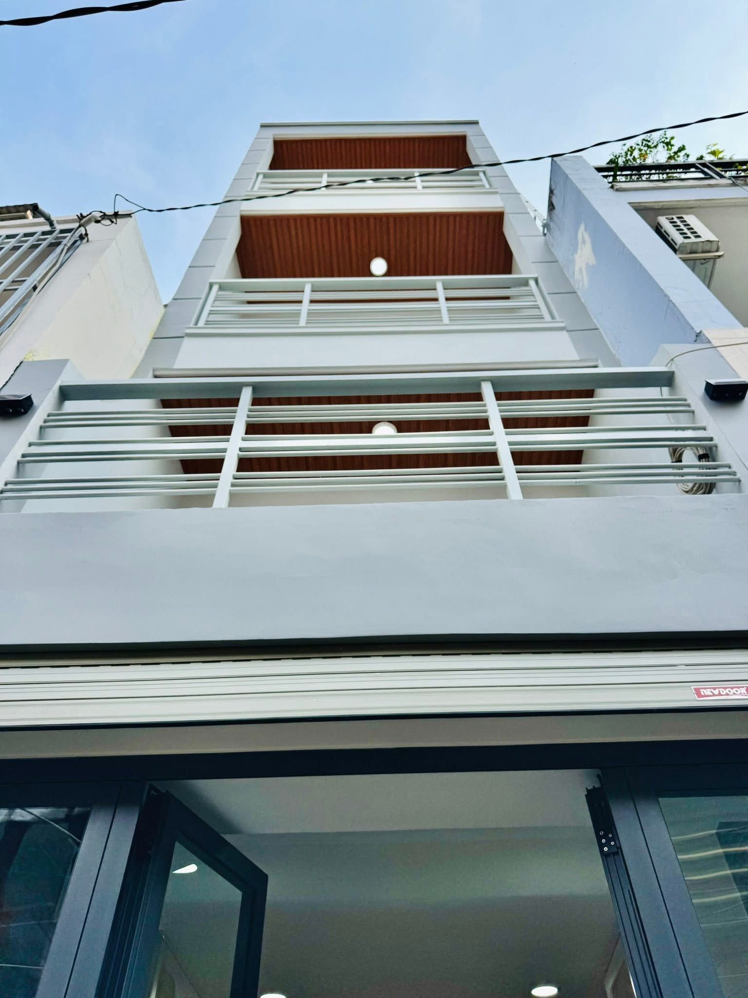 Căn nhà đang hot nhất lúc này. Hoàng Sa, P Cô Giang, Q1. Giá 3tỷ 300tr tỷ. DT 70m2 (3.5x20m). hẻm 5m. Cho thuê 18tr/tháng. Sổ Hồng Riêng chính chủ. 1T-3L,3PN-4WC