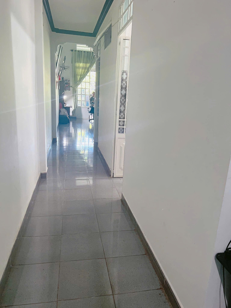 🏡 CẦN BÁN NHÀ GẤP – KHÔNG GIAN RỘNG RÃI, SẠCH SẼ – GIÁ TỐT CHO NGƯỜI THIỆN CHÍ 🏡  📍 Vị trí: hẻm hoàng xa   Nhà nằm ngay mặt đường bê tông rộng rãi, thông thoáng, xe ô tô ra vào thoải mái. Khu vực yên tĩnh, an ninh tốt, gần chợ, trường học và các tiện ích 
