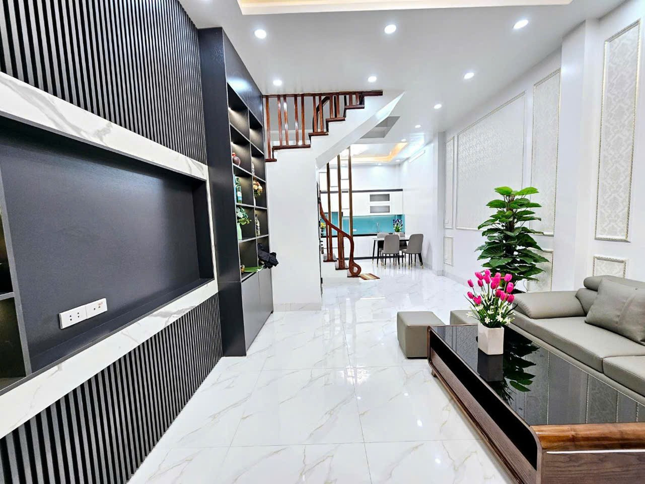 PHỐ VIP HOÀNG VĂN THÁI, MẶT TIỀN ĐẸP, NỘI THẤT XỊN, GIÁ YÊU THƯƠNG 8.5 TỶ.