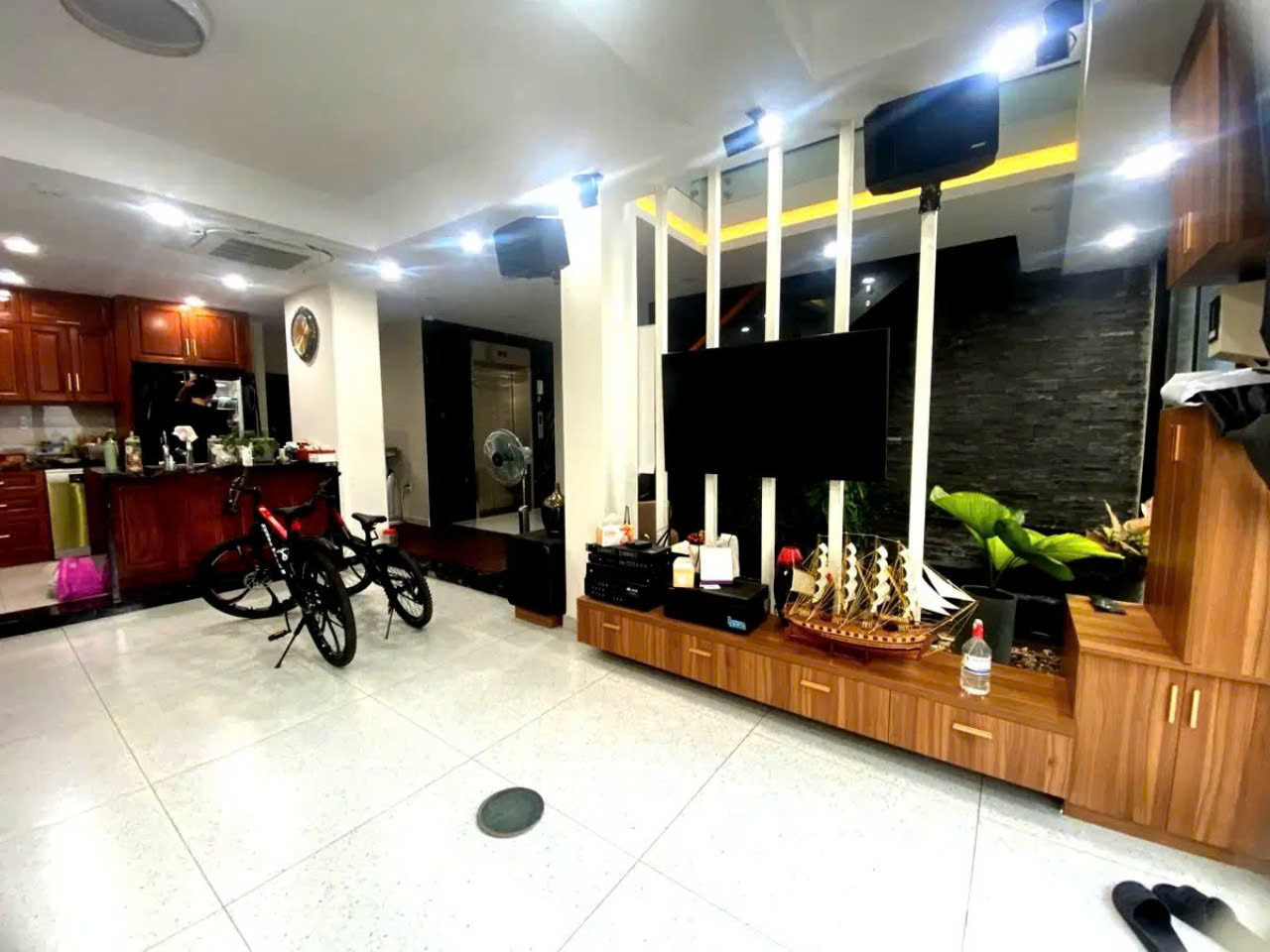 THIẾT KẾ SANG TRỌNG - NHÀ CÓ THANG MÁY - XE HƠI NHỎ KIA MORNING ĐỖ CỬA - HOÀNG VĂN THỤ - QUẬN PHÚ NHUẬN