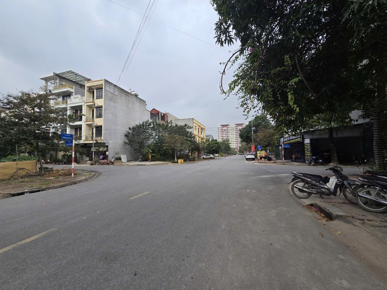 Bán đất dãy CL15 mặt đường hoàng văn thụ y na. Cạnh chung cư đông dương. Diện tích 81m mặt tiền 4.5m hướng đông bắc. Phường kinh bắc tỉnh bắc ninh