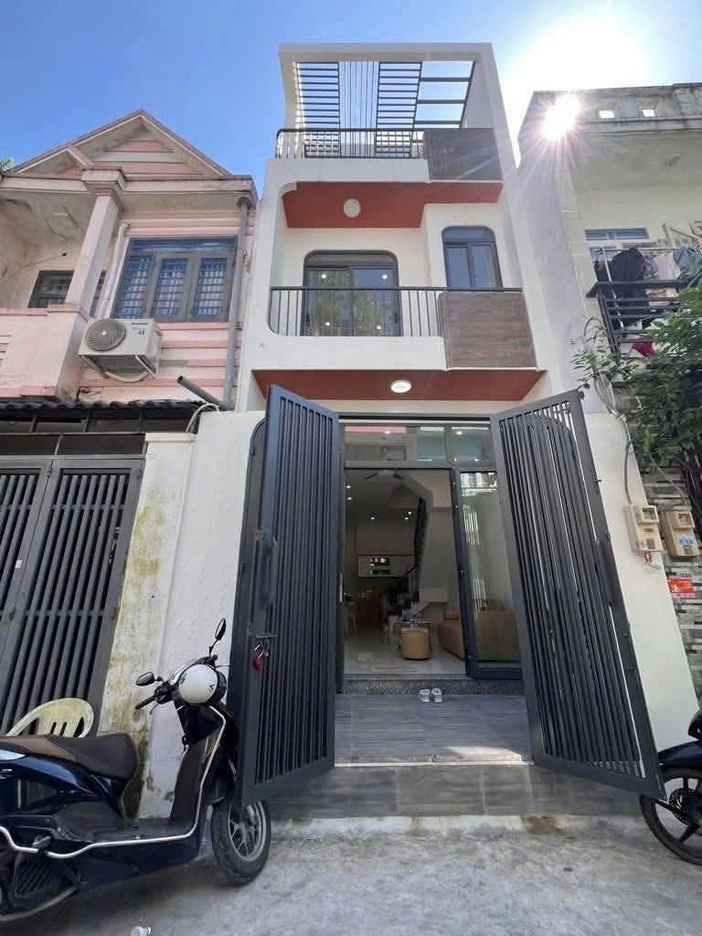 Cực hiếm 4 tỷ 100 nhà 49m2 đường Hoàng Việt, P4, Tân Bình. Xây 3 tầng, sổ riêng