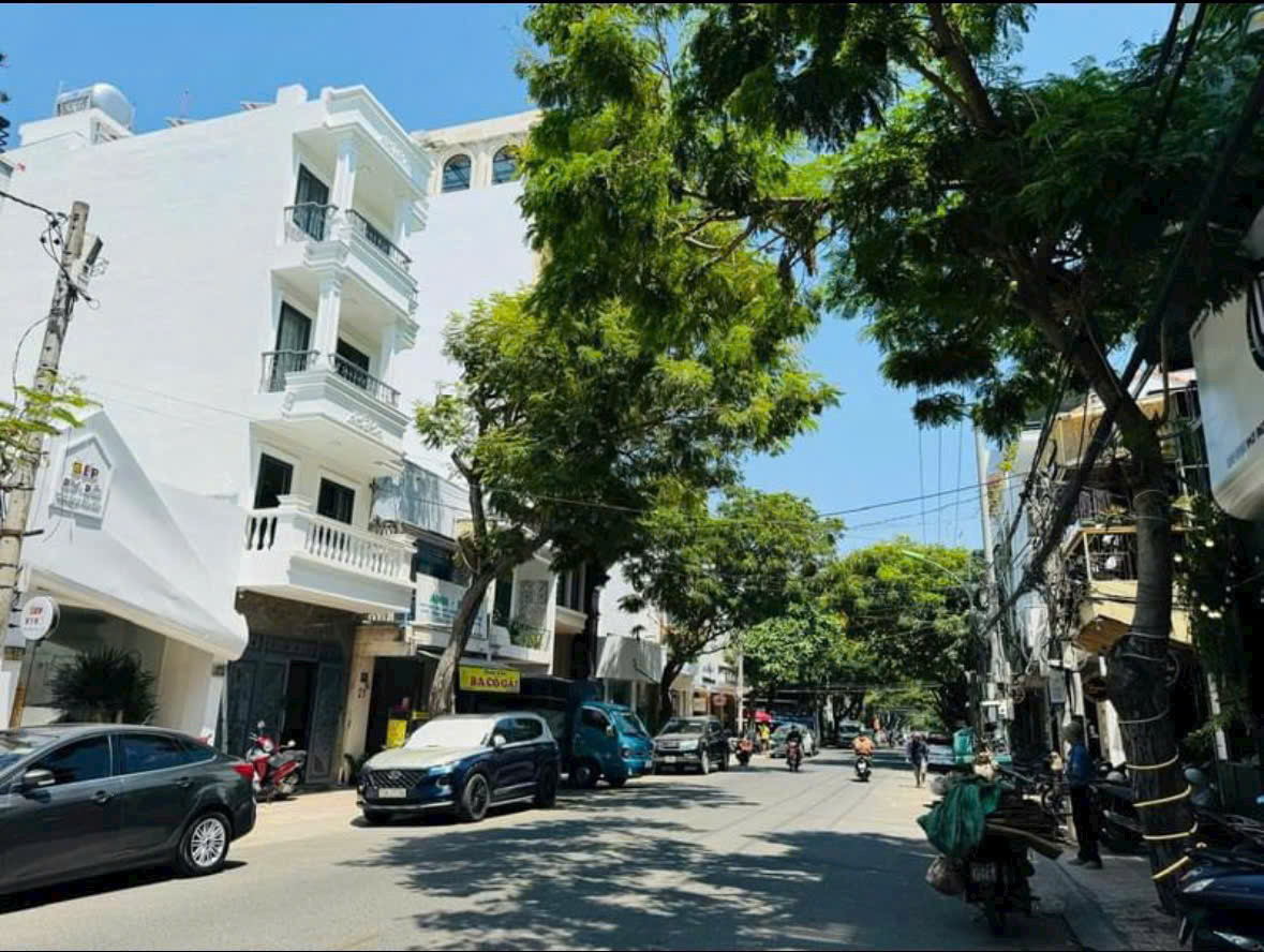Cần bán nhà mặt tiền đường Hồng Bàng p Phước Tiến dt 133m2 bán: 22.3tỷ lh: Ngọc Bích
lh
