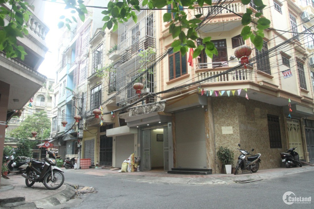 CHO THUÊ NHÀ MẶT ĐƯỜNG HỒNG HÀ – MẶT TIỀN 7.5M HIẾM ĐẸP

📍Ngay nút giao Hồng Hà – Hàm Tử Quan, chỉ 5 phút đi bộ ra Hồ Hoàn Kiếm.
🚗 Đường rộng 10m, vỉa hè 2 bên, dừng đỗ xe thuận tiện.