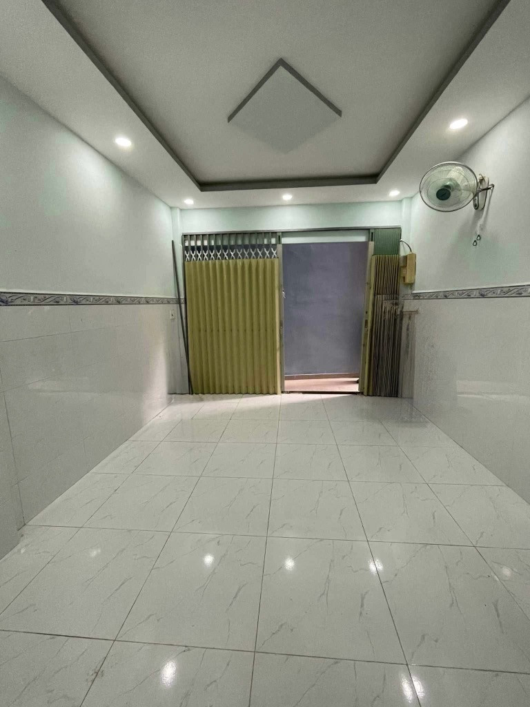 Bán nhà Hồng Lạc, ngay Lạc Long Quân, trung tâm Tân Bình, 24m2 - 2 tầng, chỉ hơn 2 tỷ.