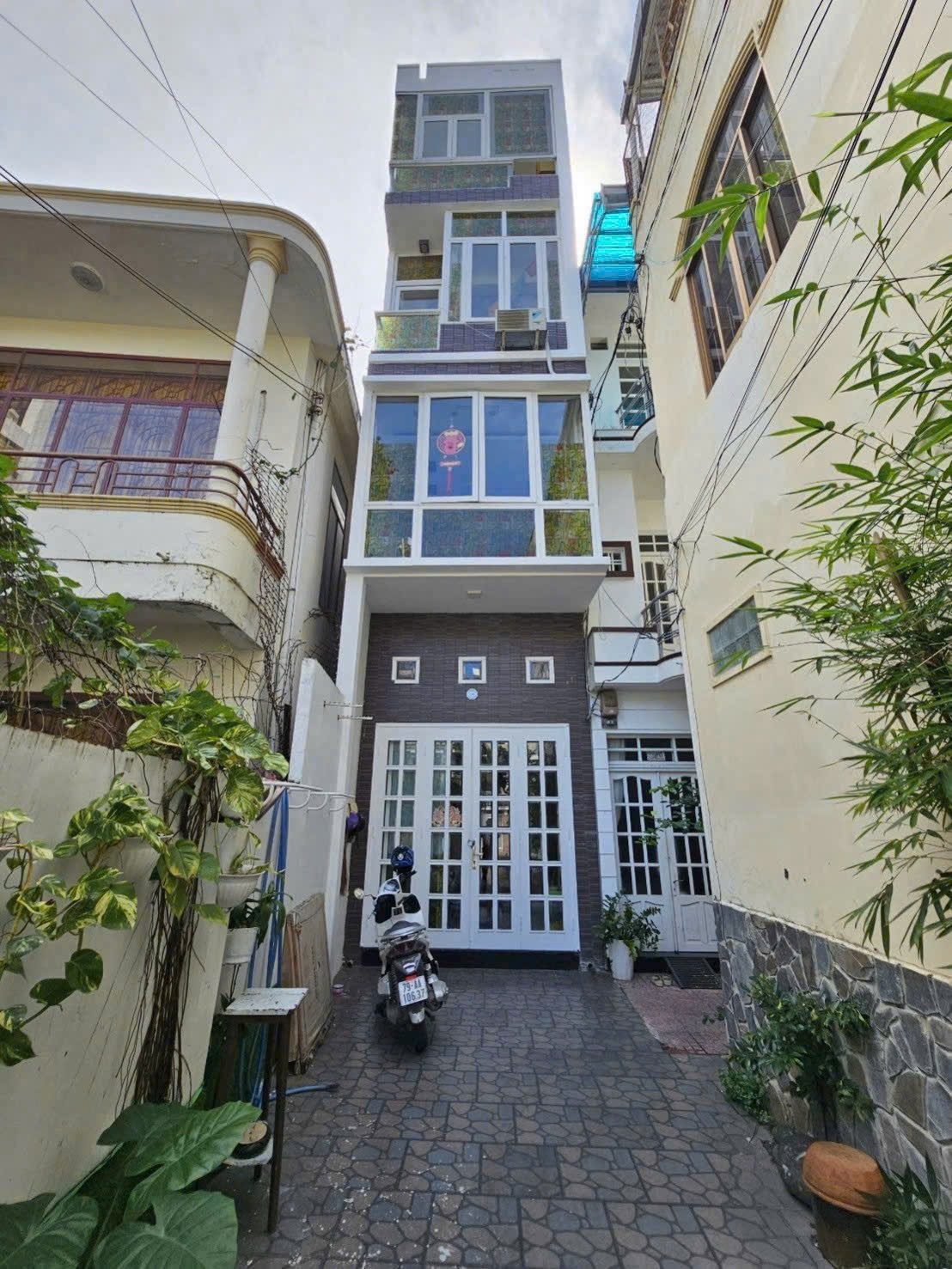 💥BÁN NHÀ 4 TẦNG - ĐƯỜNG HỒNG LĨNH - TTTP NHA TRANG - SỔ HỒNG HOÀN CÔNG

📍 Địa chỉ: Hồng Lĩnh – khu dân cư hiện hữu, an ninh, tiện ích đầy đủ
 • Diện tích: 32,1m (đất ở đô thị) ngang 3,14 - nở hậu 3,9m
 • Kết cấu: 4 phòng ngủ – 3 WC
 • Nhà kiên cố, và